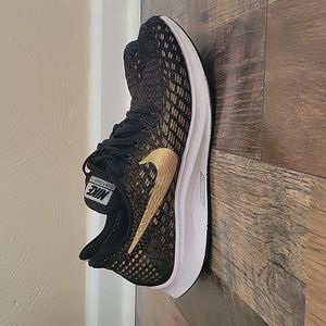 Nike Zoom Pegasus 35 Black and Gold Sneakers size 7.5
